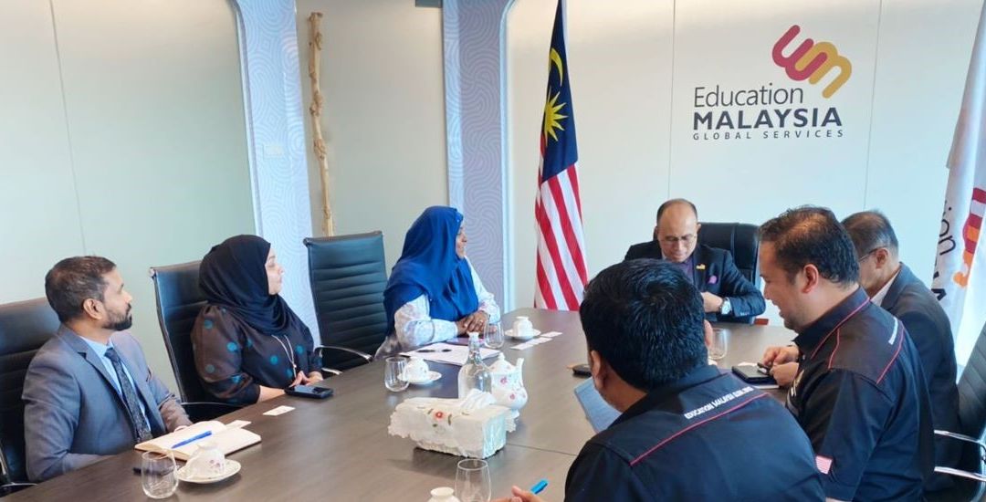 Malaysia extends over 600 scholarships to Maldivian students